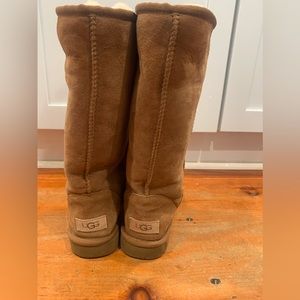 Women Classic II Ugg Size 7 Like New, rarely worn